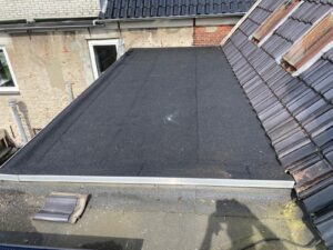 plat dak afgewerkt met zwarte bitumen toplaag