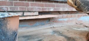 Stenen losslijpen en bestaande loodslabben verwijderen