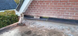 Nieuwe loodslabben aanbrengen in de spouwmuur achter de stenen van de buitenmuur