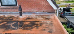 Na het vervangen van de loodslabben de stenen er in metselen en afvoegen.