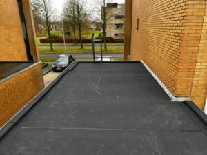 nieuw dakleer (bitumen) op plat dak van garage