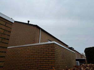 plat dak van garage afgewerkt met een nieuwe daktrim