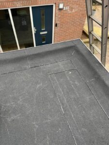 nieuw dakleer op bestaande uitbouw