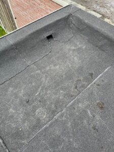 nieuwe uitloop in bitumen dakbedekking