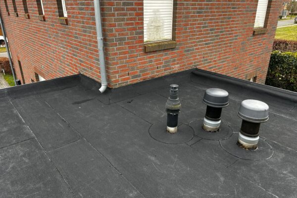 Plat dak voorzien van een nieuwe bitumen toplaag