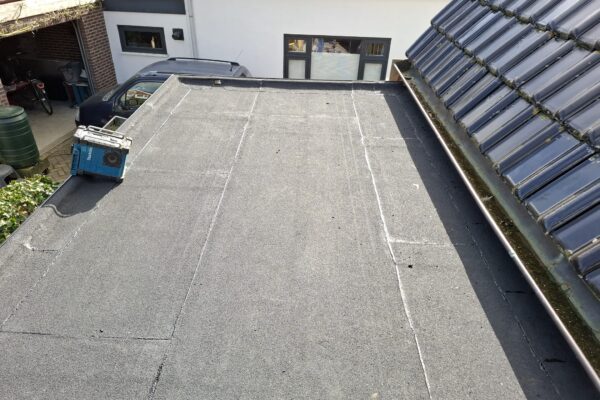 Uitbouw aan woning met een nieuwe bitumen toplaag