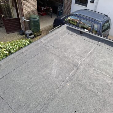 Uitbouw aan woning met de nieuwe bitumen toplaag rond de hemelwateruitloop