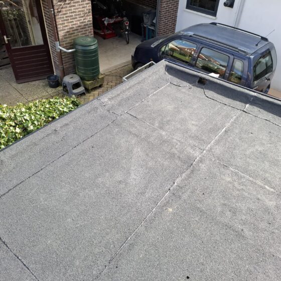 Uitbouw aan woning met de nieuwe bitumen toplaag rond de hemelwateruitloop