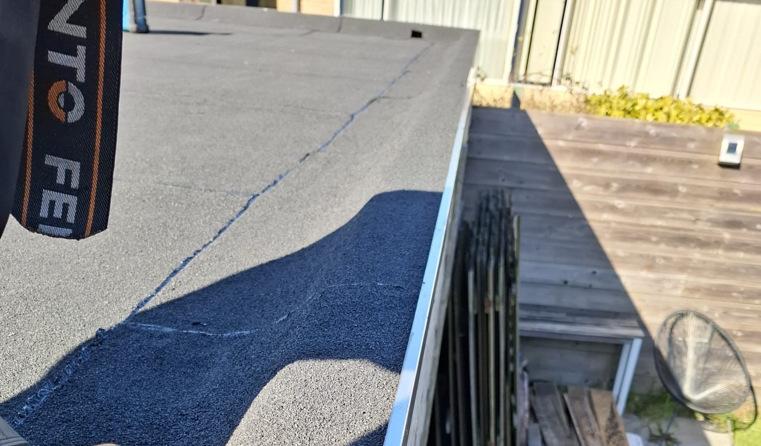 De afwerking van een plat dak met een strakke daktrim