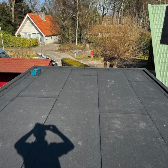 plat dak voorzien van een bitumen toplaag