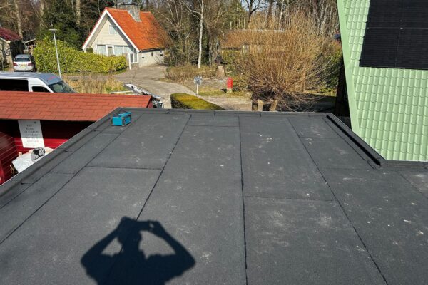 plat dak voorzien van een bitumen toplaag