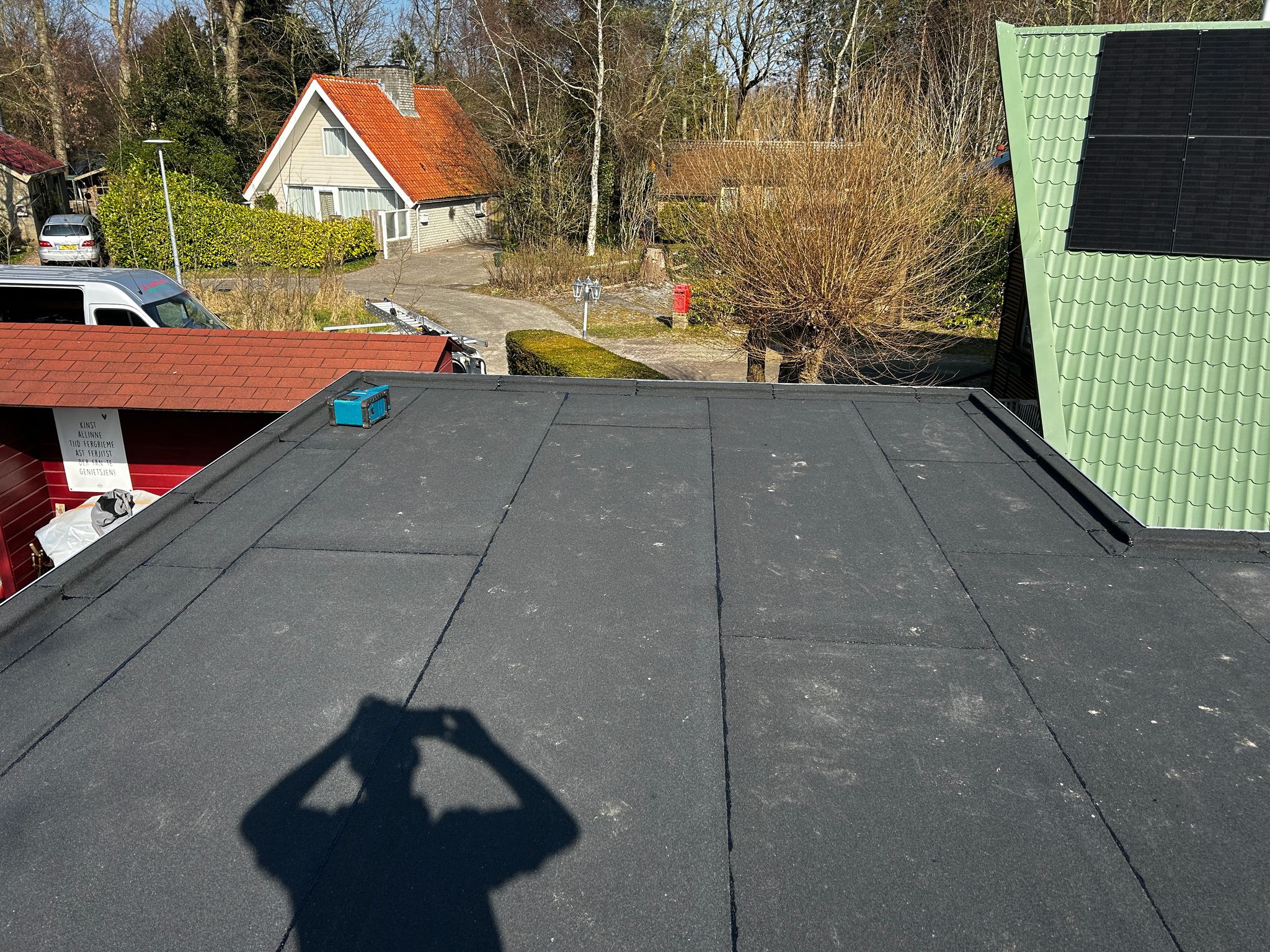 plat dak voorzien van een bitumen toplaag