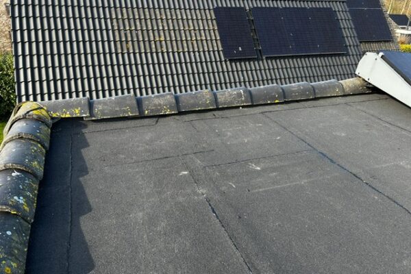 Afwerking met een nieuwe bitumen toplaag na oplossen van dak lekkage