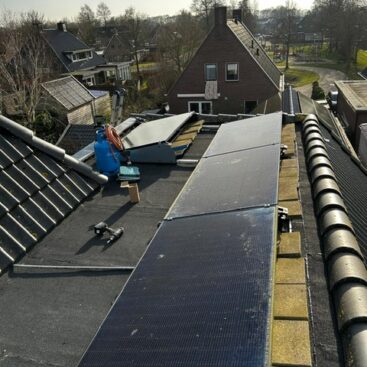 Herplaatsen van de zonnepanelen na het verhelpen van de dak lekkage