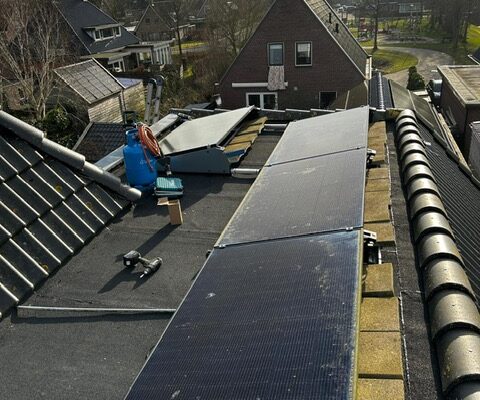 Herplaatsen van de zonnepanelen na het verhelpen van de dak lekkage