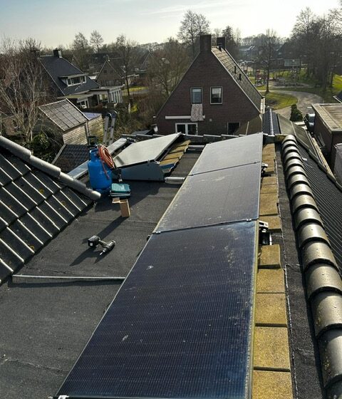 Herplaatsen van de zonnepanelen na het verhelpen van de dak lekkage