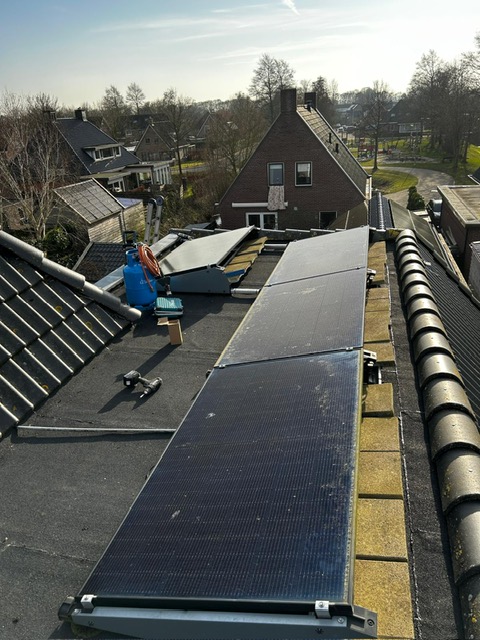 Herplaatsen van de zonnepanelen na het verhelpen van de dak lekkage