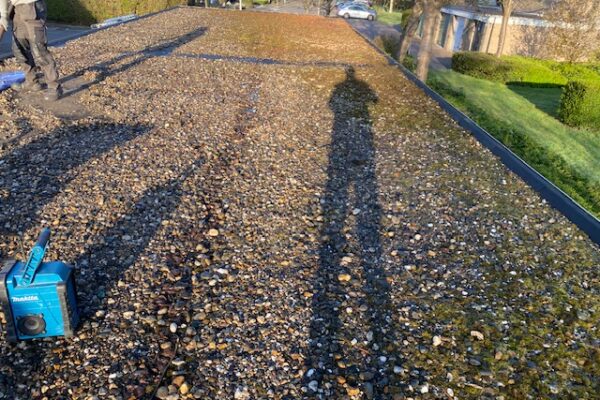 het dak van een gemeenschappelijke carport bedekt met grind