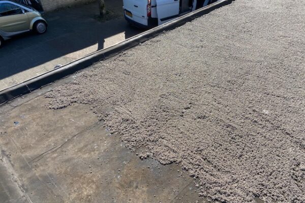 aanbrengen van het juiste afschot op het dak van een gezamenlijke carport met een afschotmortel