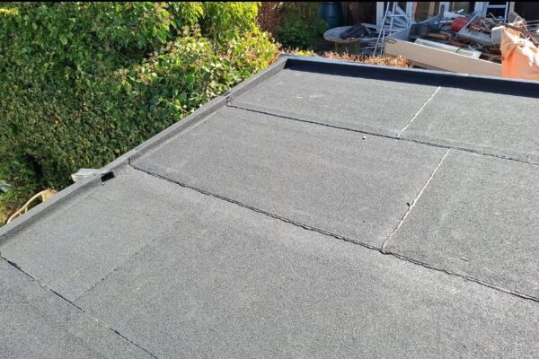 een strak nieuw bitumen dak op de garage