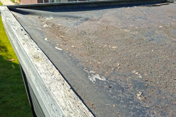 De oude EPDM dakbedekking op het platte dak, dat aan vervanging toe is
