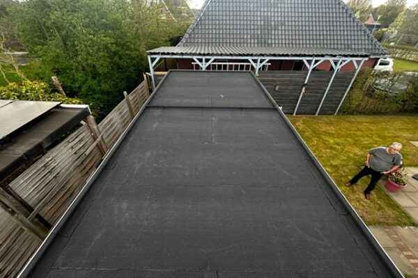 De nieuwe 2 laags bitumen dakbedekking, na het verwijderen van de oude EPDM dakbedekking