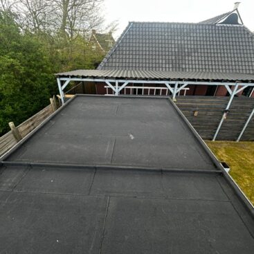 De nieuwe 2 laags bitumen dakbedekking, na het verwijderen van de oude EPDM dakbedekking