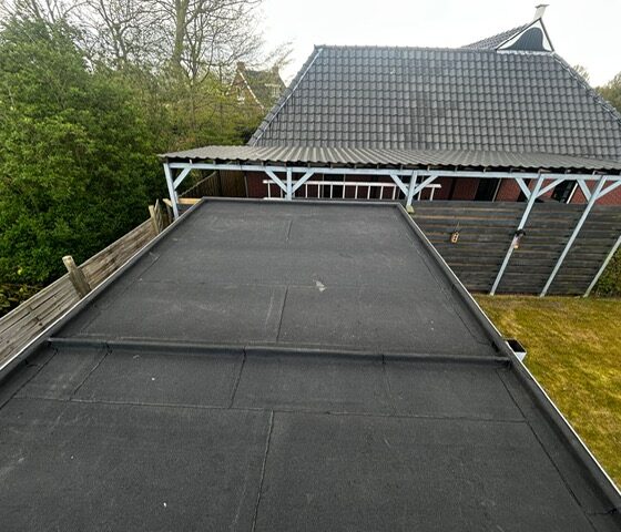 De nieuwe 2 laags bitumen dakbedekking, na het verwijderen van de oude EPDM dakbedekking
