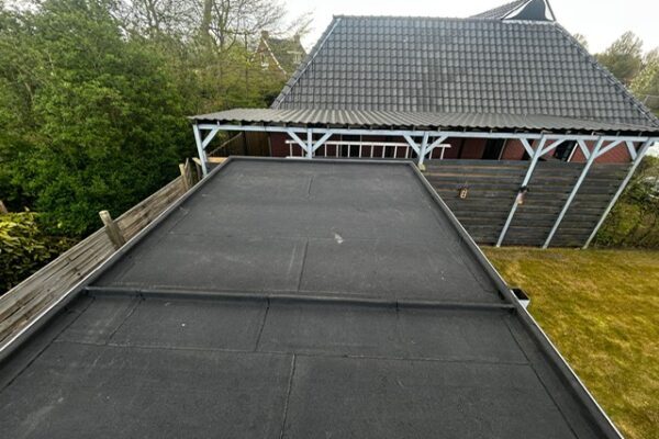 De nieuwe 2 laags bitumen dakbedekking, na het verwijderen van de oude EPDM dakbedekking