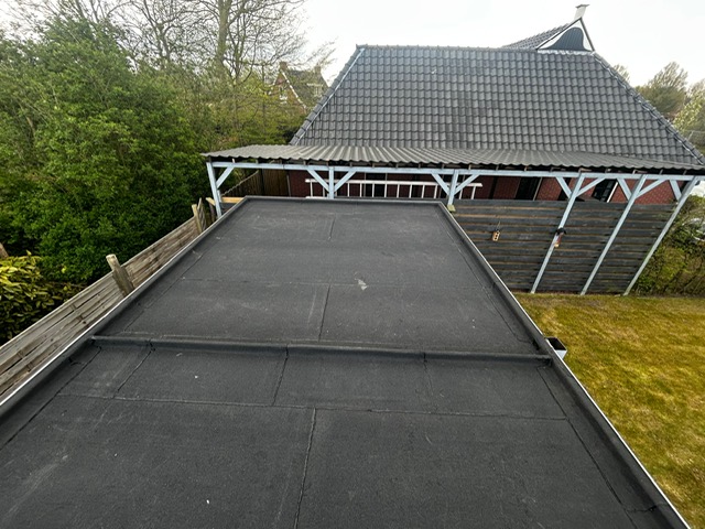 De nieuwe 2 laags bitumen dakbedekking, na het verwijderen van de oude EPDM dakbedekking