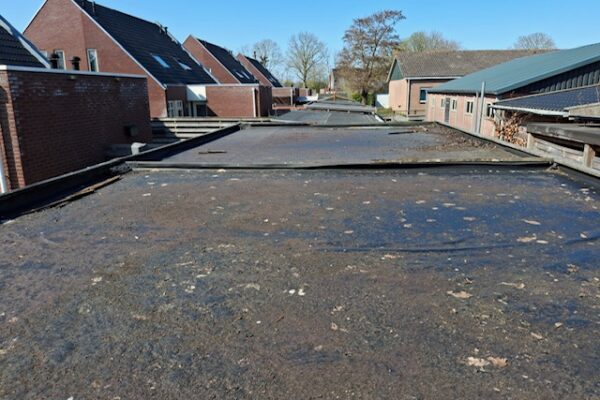 overzichtsfoto van het oude platte dak met EPDM dakbedekking